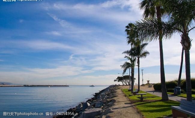 蓝天大海海岸边的小路图片