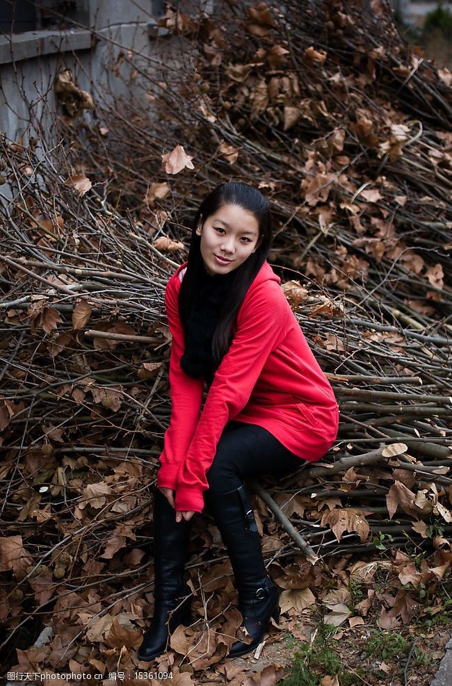 坐大枯枝上的美女 枯枝 摄影 写真 可爱 美女 人物图库 女性女人 摄影