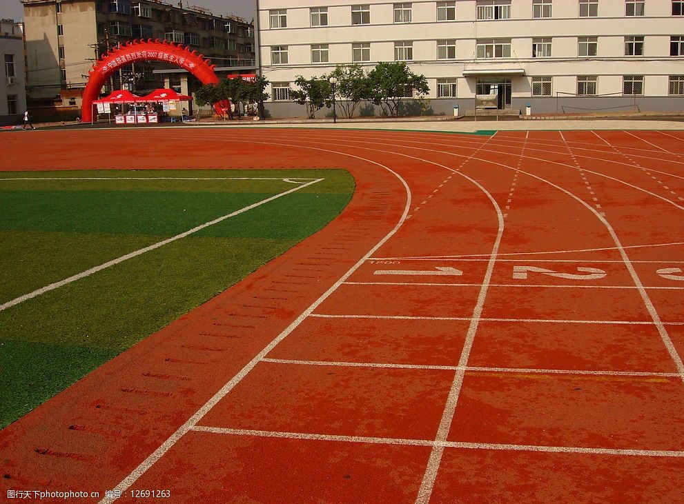 关键词:校园一角 建筑园林 建筑摄影 校园 校园跑道 跑道 学校大楼