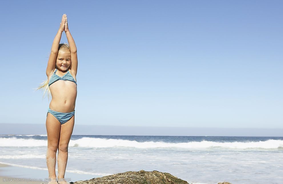 关键词:做体操的小女孩 女孩 沙滩 夏天 泳衣 海边 人物图库 人物摄影