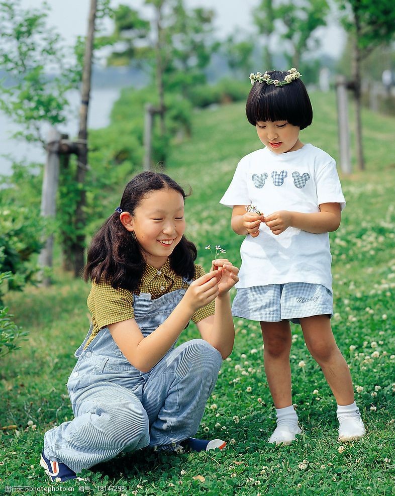 关键词:高清晰儿童 人物动作姿势 采花的小女孩 草地 绿色 叶子等