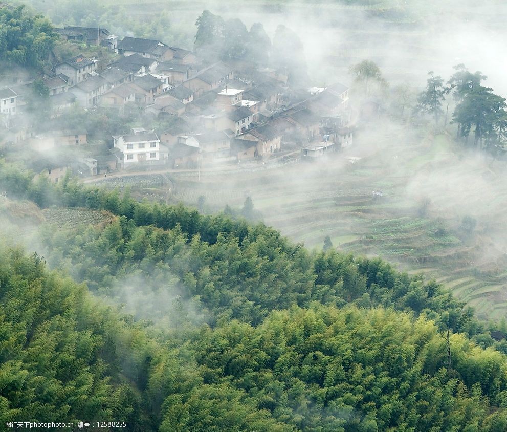 烟雾山村图片