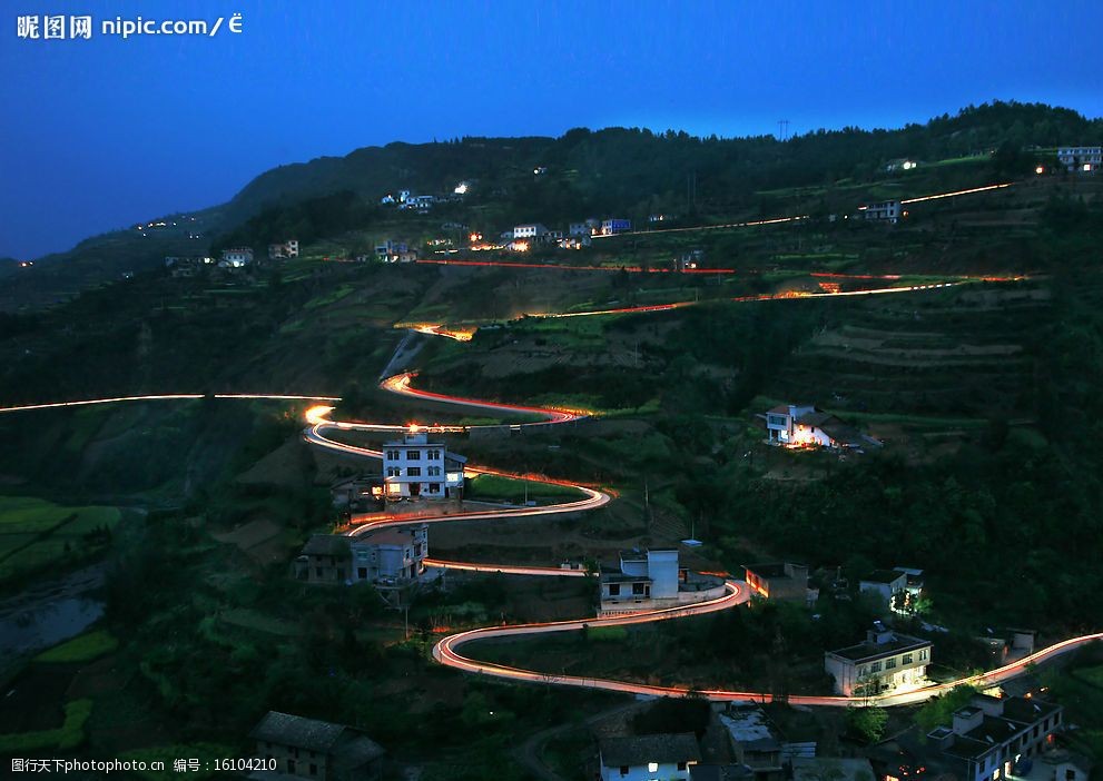 夜间的盘山公路图片