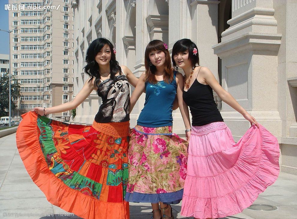 三个美女合影裙子漂亮气质图片