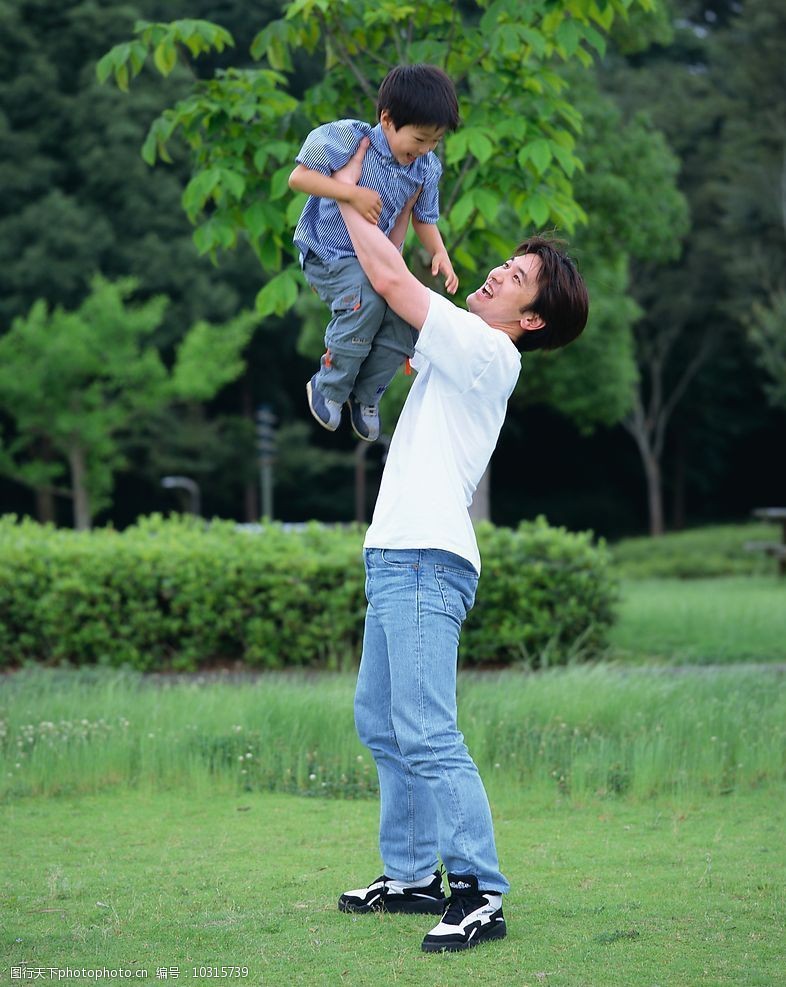 关键词:爸爸抱起小孩玩耍 父亲 爸爸 小男孩 父子 人物图库 日常生活