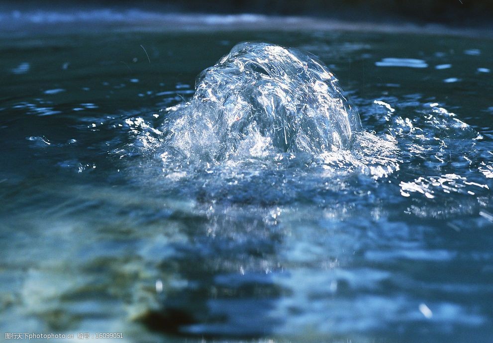 溪水瀑布涌泉流水泉眼图片