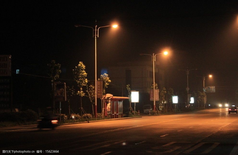 关键词:灯光下的公交站台 人文景观 城市夜景 旅游摄影 72dpi jpg