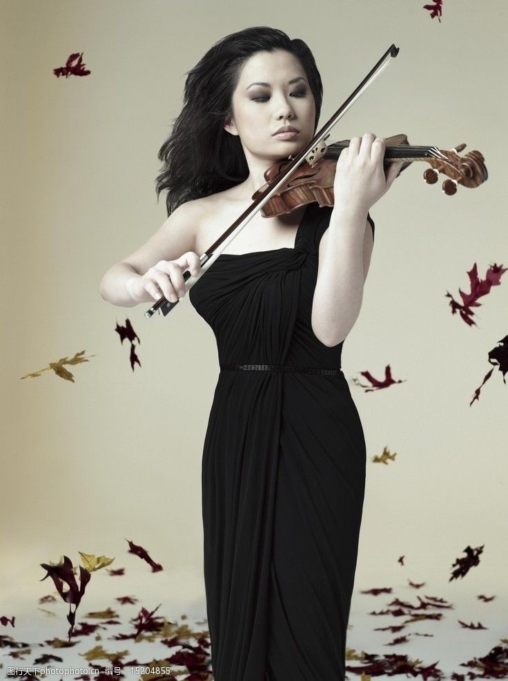 关键词:拉提琴 小提琴 美女 黑色礼服 落叶 知性美 艺术 音乐 女性