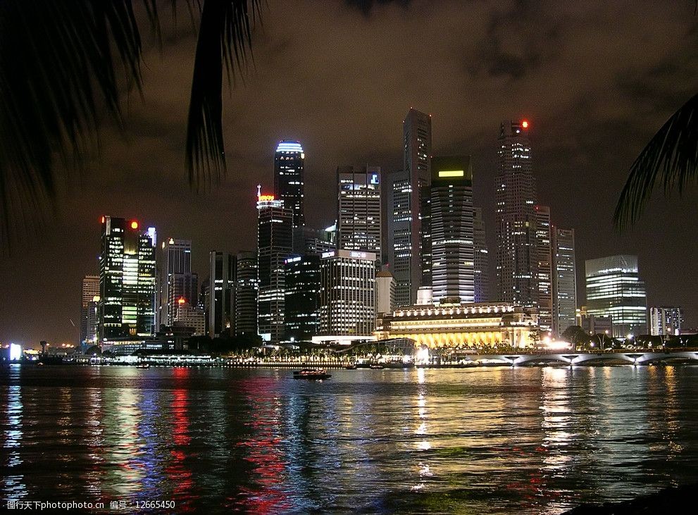 关键词:城市夜景 灯光 小船 灯火辉煌 繁华 湖水 大桥 现代建筑 摩天