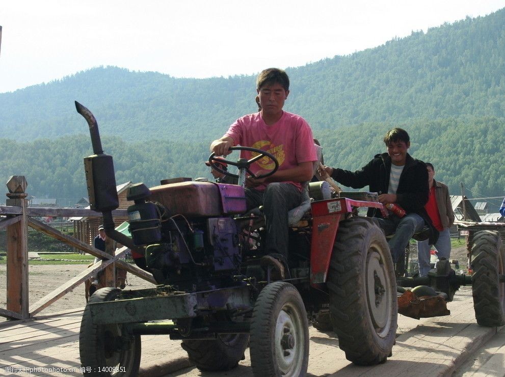 阿尔泰山脉 禾木乡 山地草原 木屋炊烟 图瓦人民居 开拖拉机的年轻人