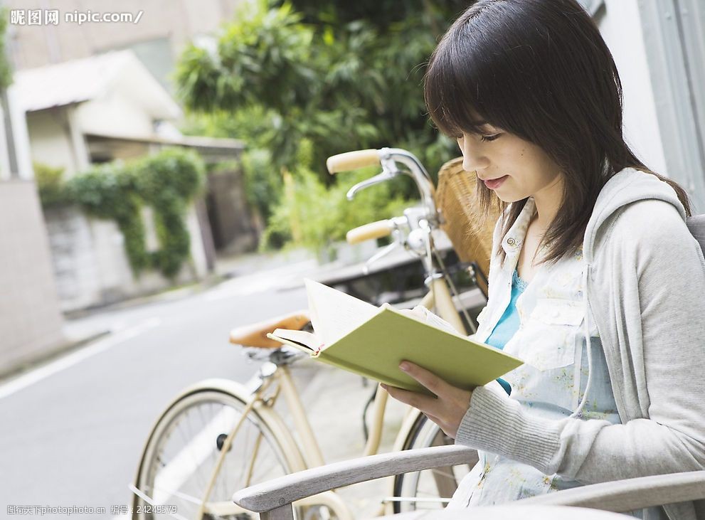 清純美女看書