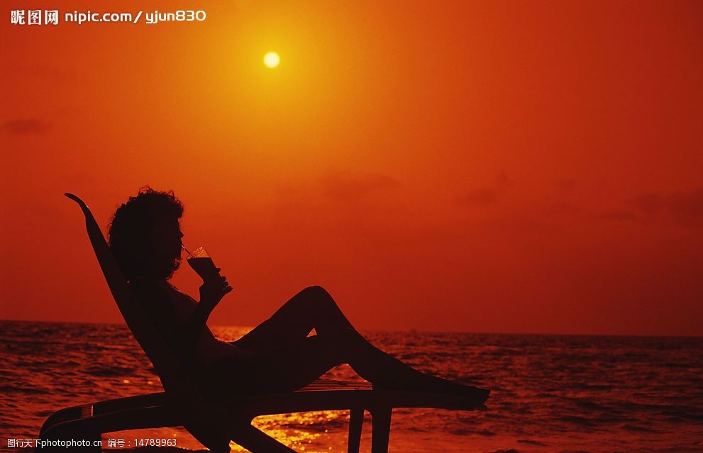 夕阳下的美女图片