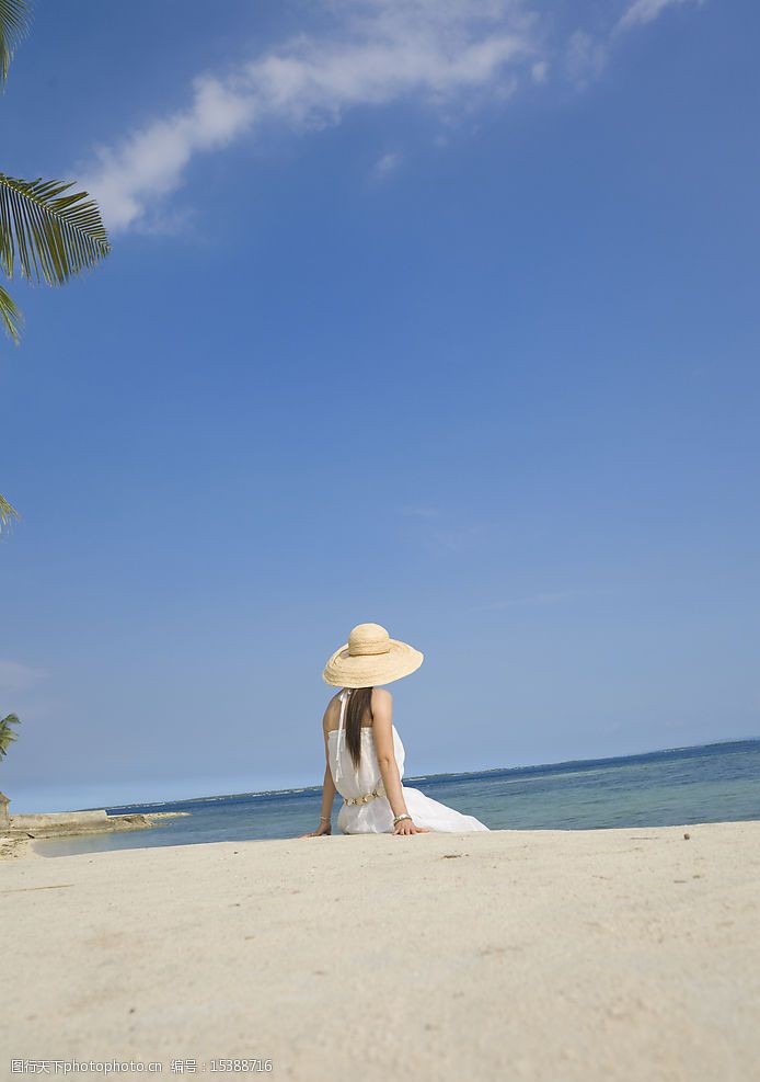 蓝天下的美女图片