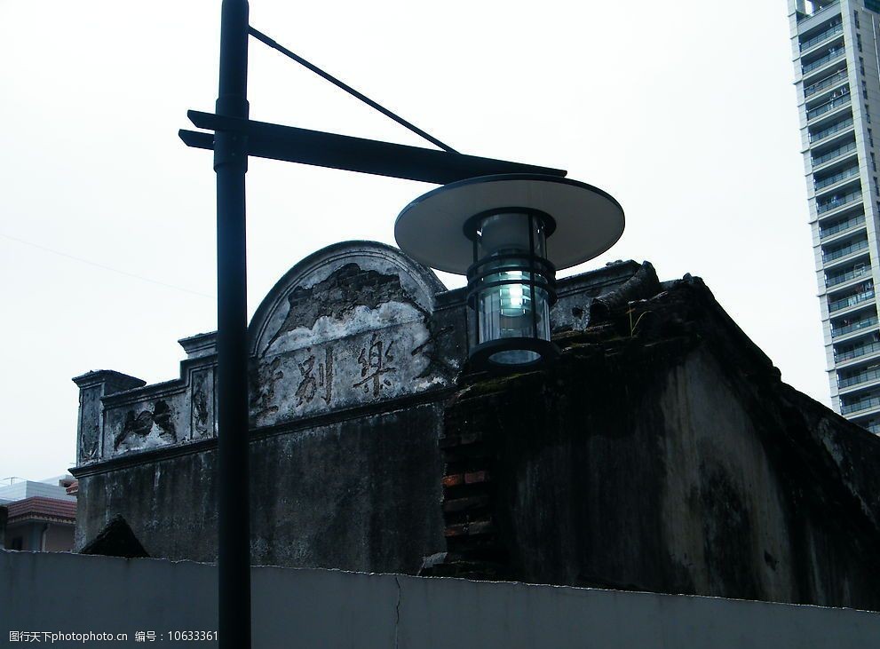 路灯与残破的别墅图片