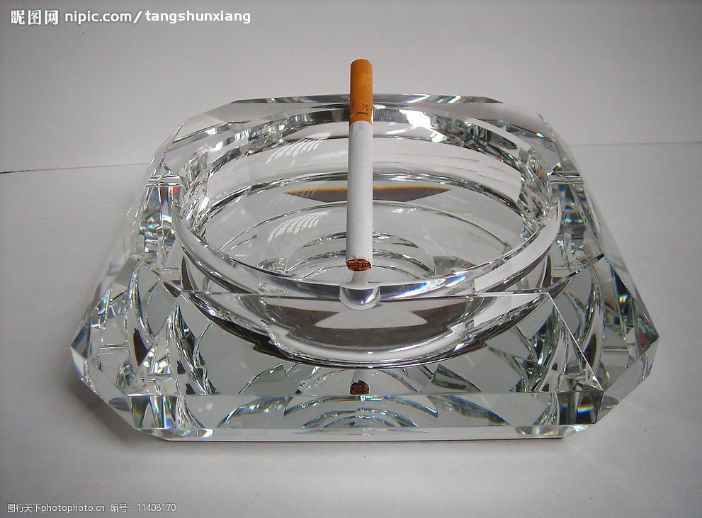 水晶烟灰缸图片
