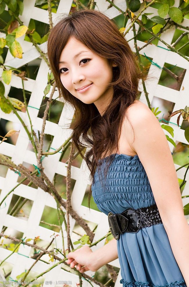 台湾网络人气美女果子mm蓝色百褶裙衫图片