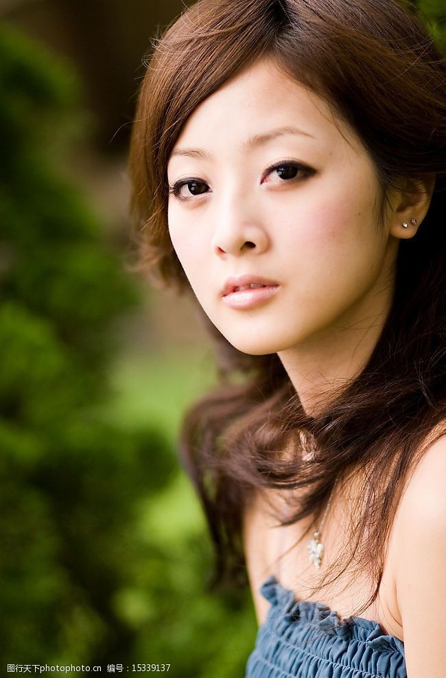 台湾网络人气美女果子mm蓝色百褶裙衫图片