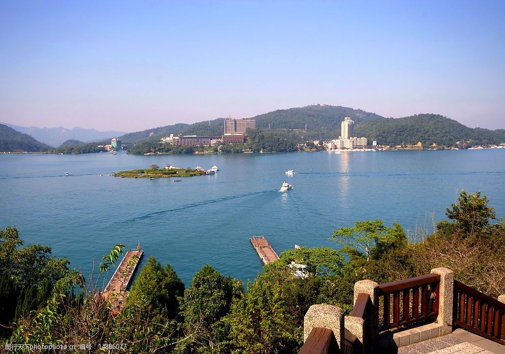 台湾南投县:玄光寺步道遥望日月潭图片