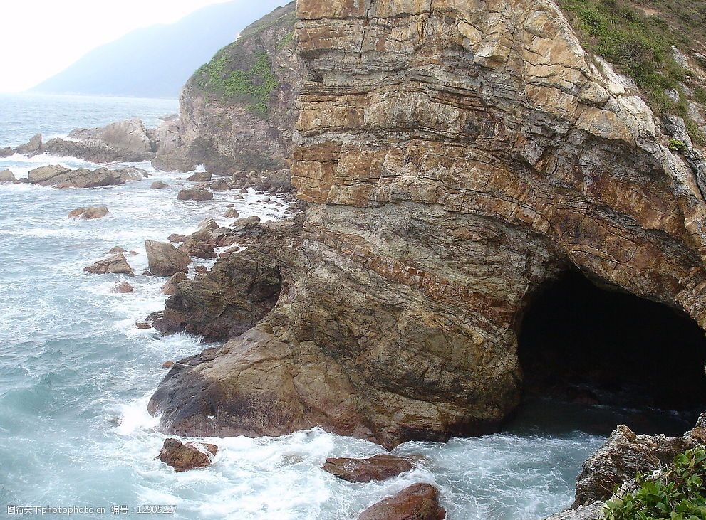 海边的崖洞图片