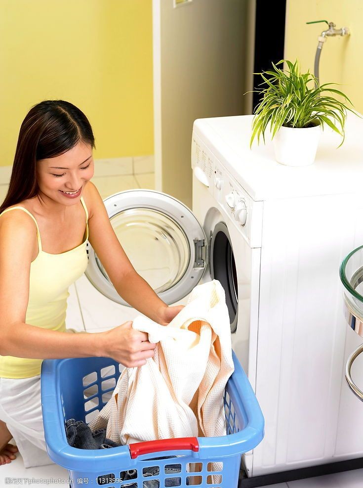 关键词:日常家居 家居生活 生活百科 女性 洗衣服 人物图库 摄影图库