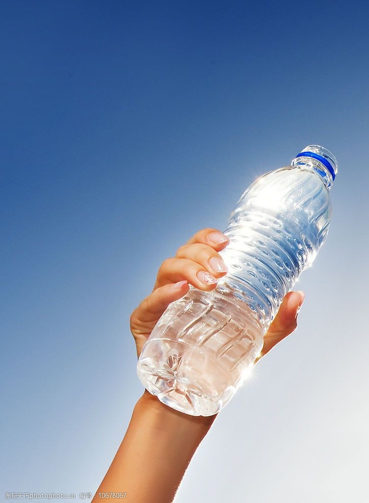 关键词:健身运动 矿泉水 纯净水 补充水份 手 拿起 举起 生活百科