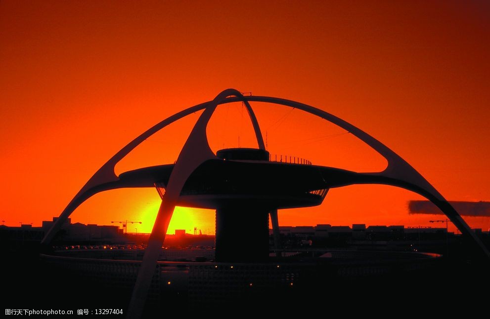 夕阳下的城市图片