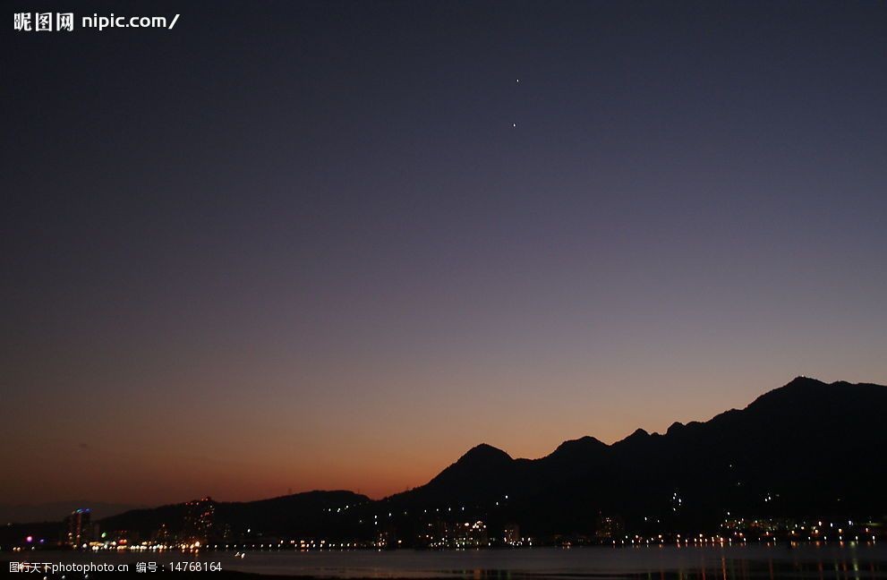 台湾淡水镇:淡水观音山夜幕低垂图片