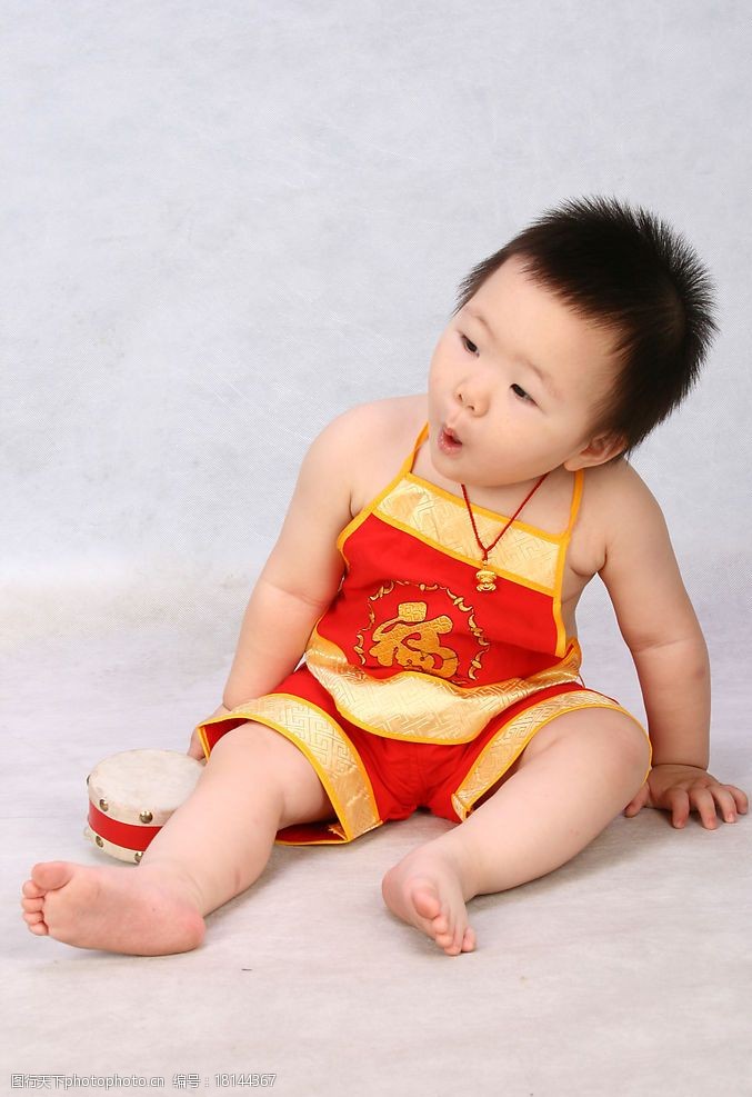 关键词:可爱的宝宝 儿童写真 摄影 红肚兜 小摇鼓 红色 光脚呀 人物