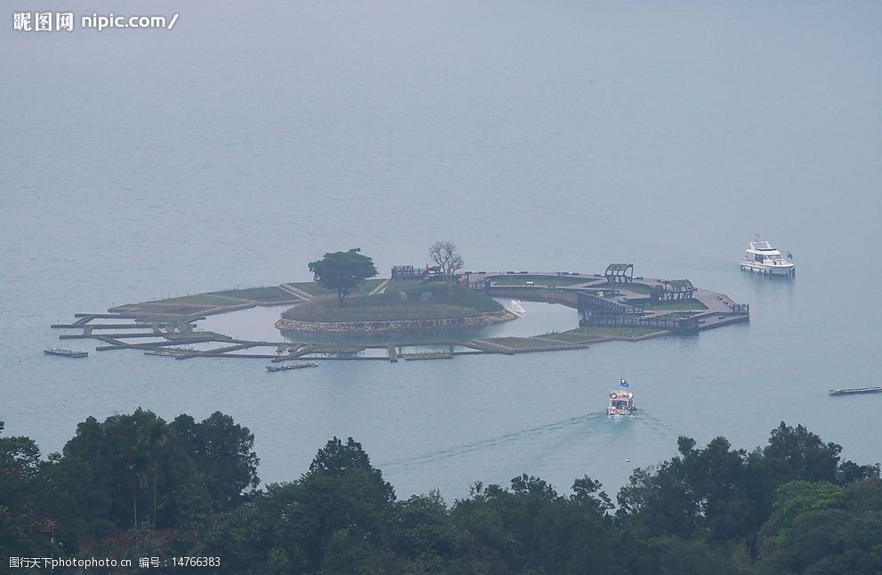 台湾南投县:涵碧楼俯视拉鲁岛图片