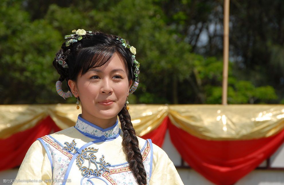 电视剧《幕后大老爷》剧照唐宁(饰庄小娴)抿嘴图片