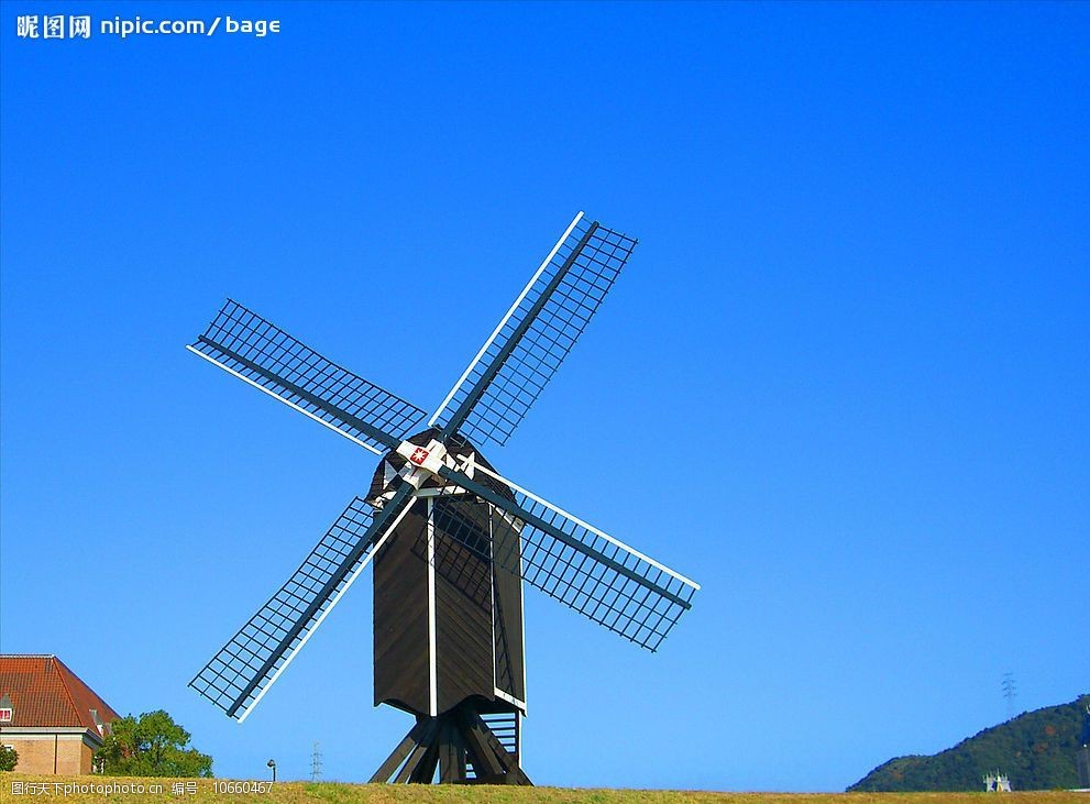 绿地上的风车图片