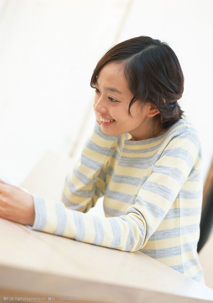 低头微笑的女孩儿图片