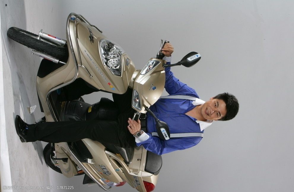 男人 浙江卫视主持人 骑电动车 蓝衣 男性男人 人物图库 摄影 72dpi