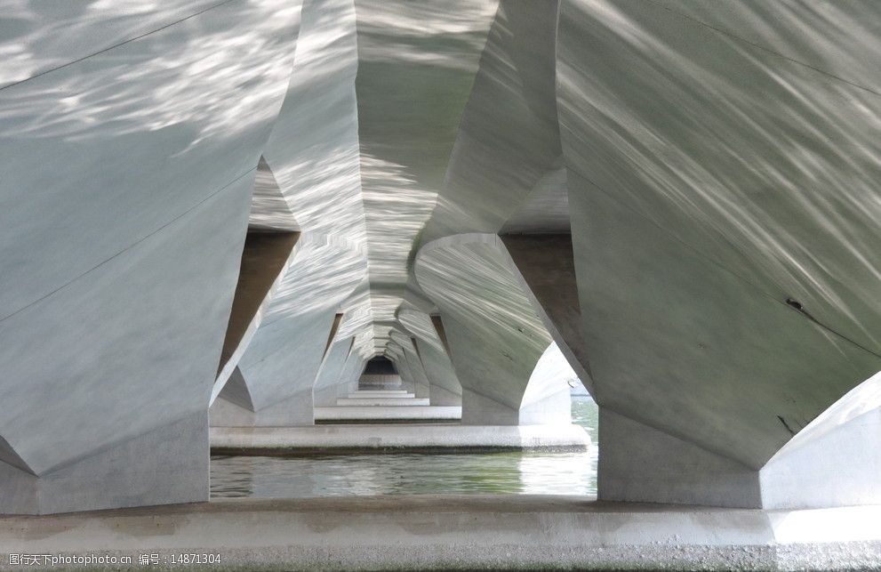 新加坡河上公路桥的桥洞图片